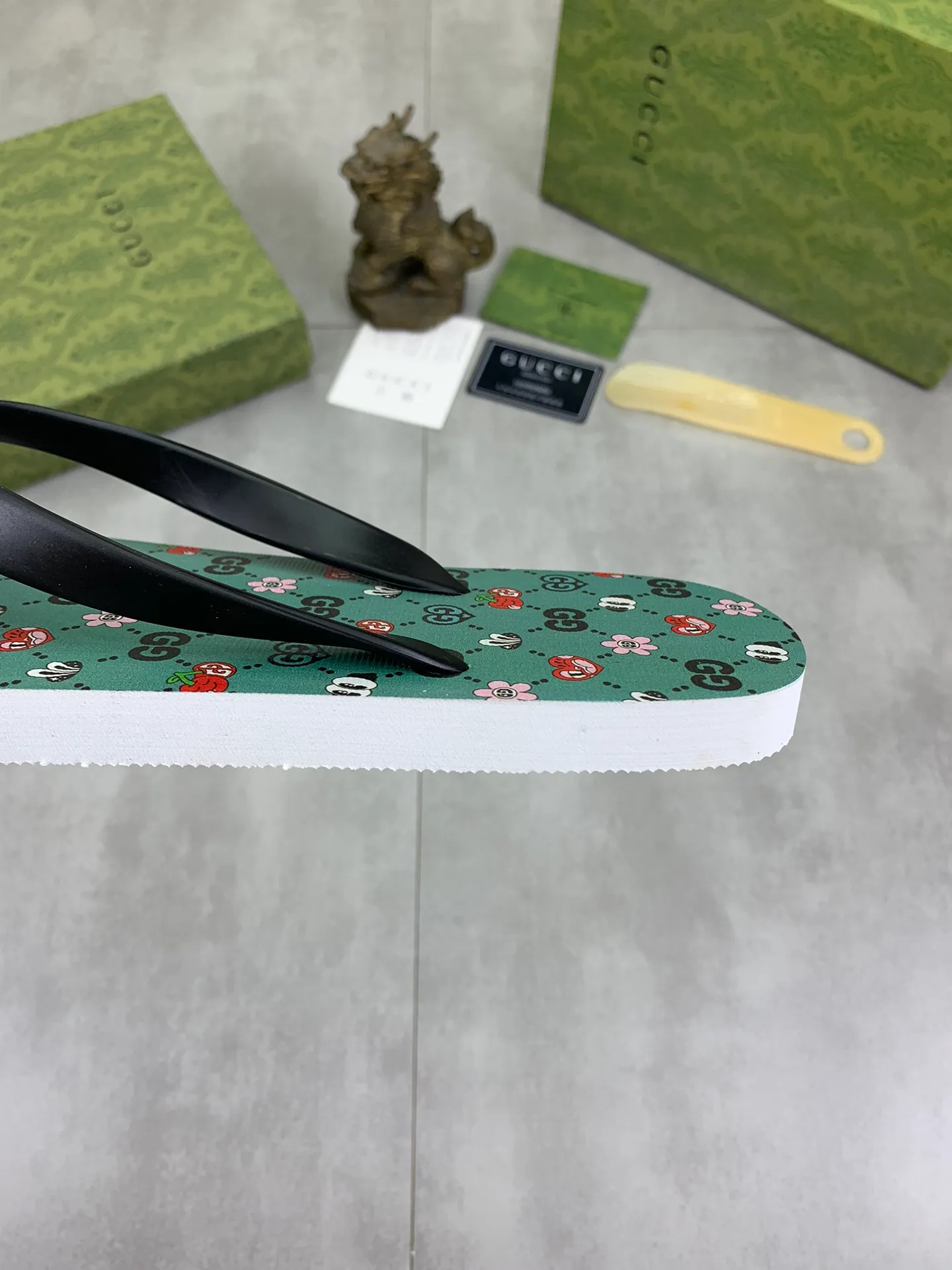 Men's men's shoes 💰P220💰【New style】🆘【GUCCI】Official website's popular Gucci adult couple 🧑‍🤝‍🧑 style, children's flip-flops are on sale at the counter simultaneously! Original fabric imported from Italy. Original bottom provided by the original factory. Size: Adult 36-45. Children’s size: 30-37. Multiple colors available.